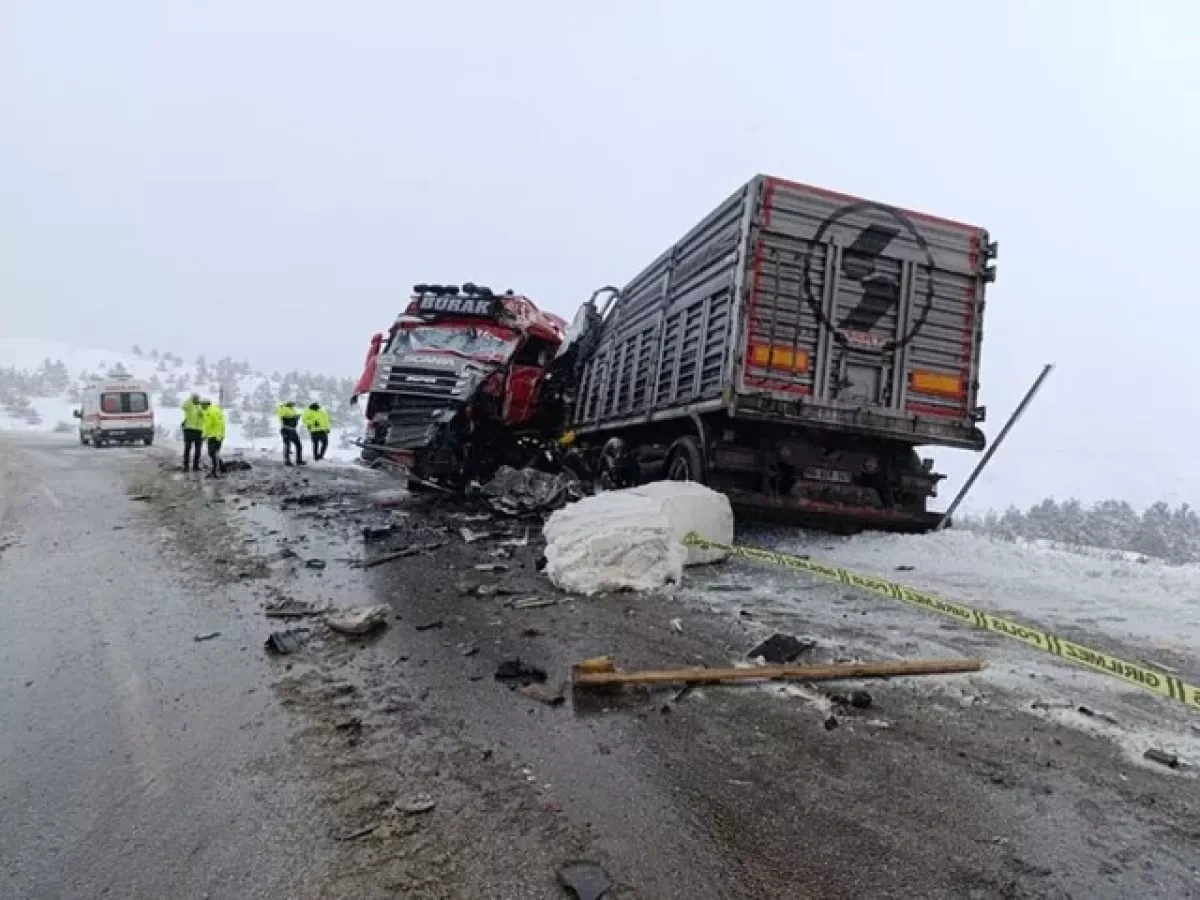 Azerbaijani truck driver dies in fatal Türkiye collision PHOTO