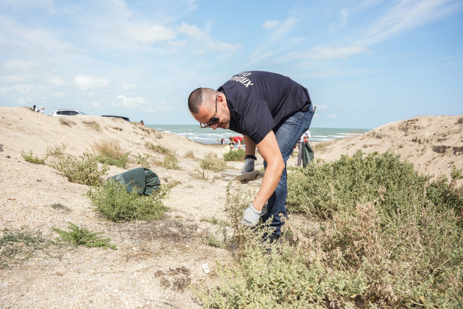 Carlsberg Azerbaijan joins the “Protect the Caspian!” coastal cleanup campaign (PHOTO)