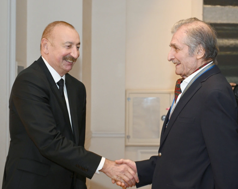 President Ilham Aliyev, First Lady Mehriban Aliyeva, and family members view retrospective exhibition titled “My Absheron: Plus”
