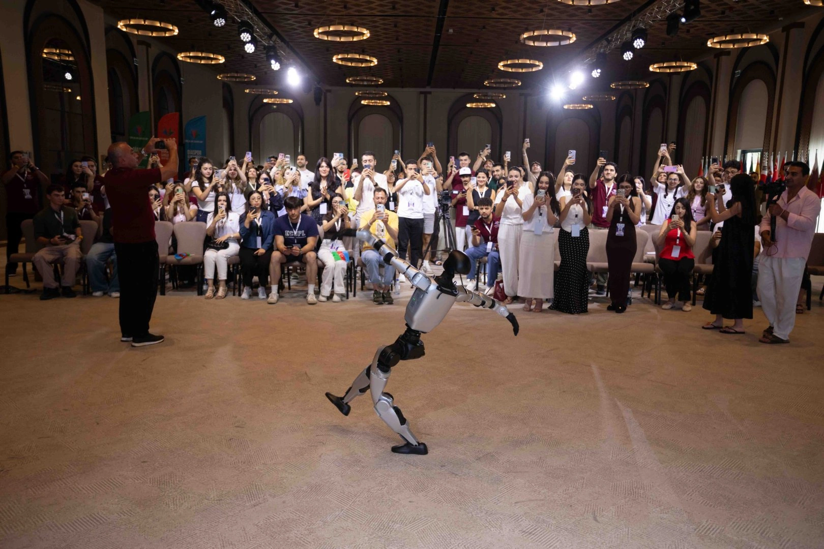 Azerbaijani diaspora youth demonstrates special interest in humanoid robot show (PHOTO)