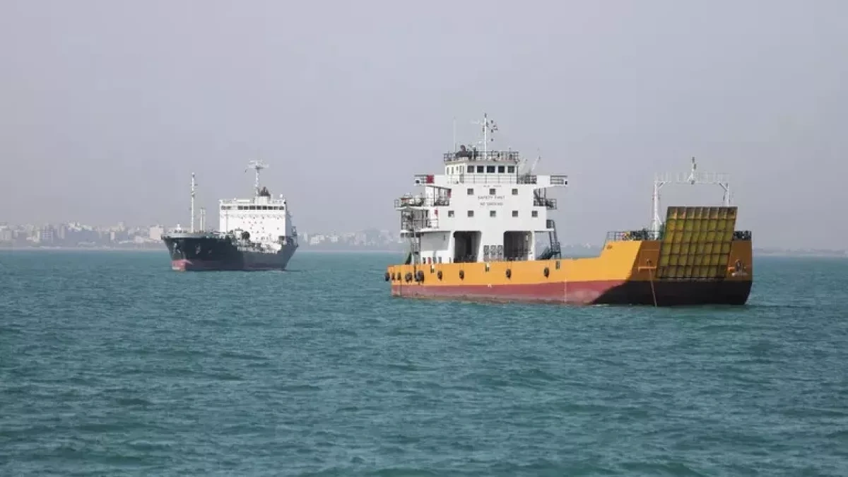 Iran, Oman consider new Hormuz transit rules with perks for friendly nations