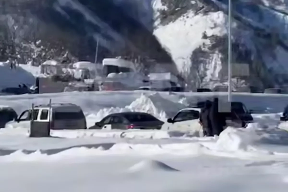 Heavy snow halts traffic at Russia-Georgia border, hundreds stranded VIDEO
