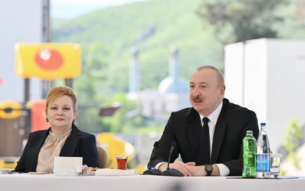 President Ilham Aliyev meets with families moving to first residential complex in Zangilan city (PHOTO)