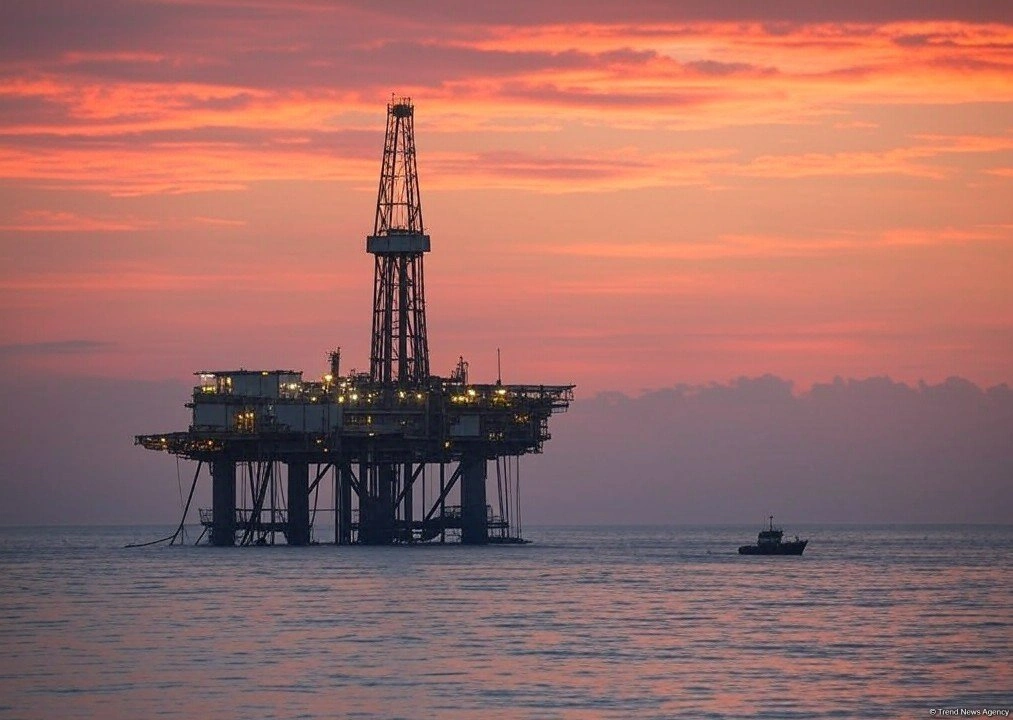 Azerbaijani oil moves down in price