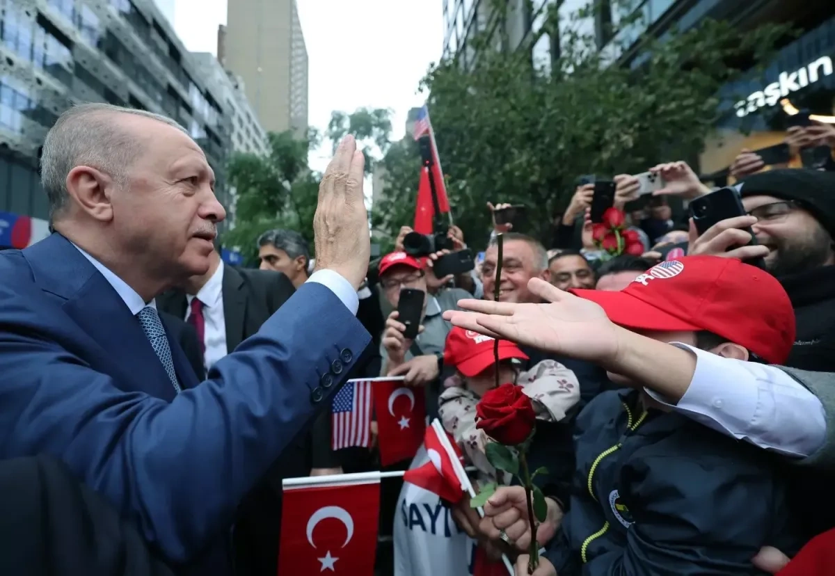 Erdoğan gives gold coin to baby after meeting family waiting in rain