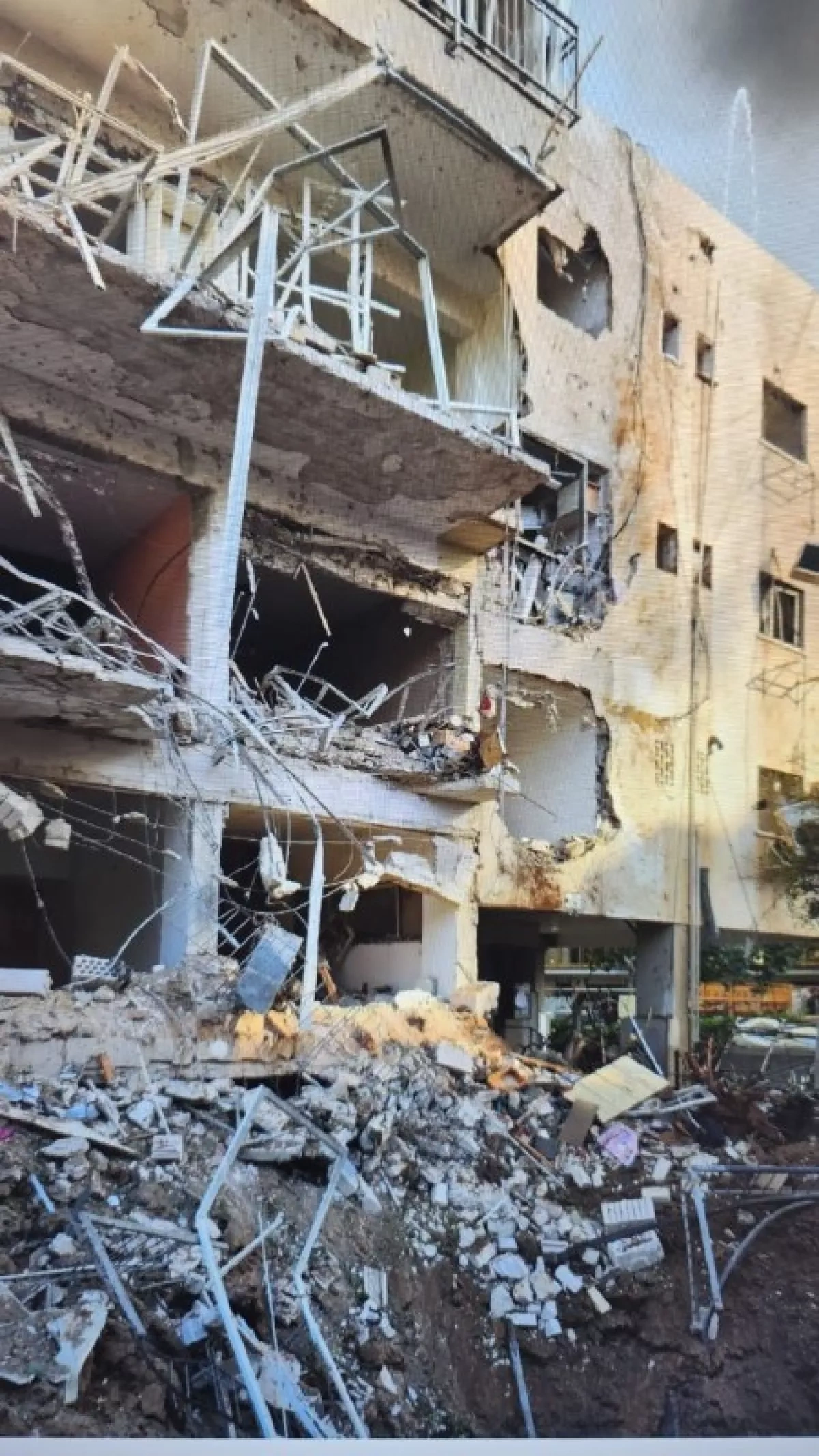 Aftermath of Iranian strikes on Israel: Tel Aviv takes direct hits PHOTO / VIDEO