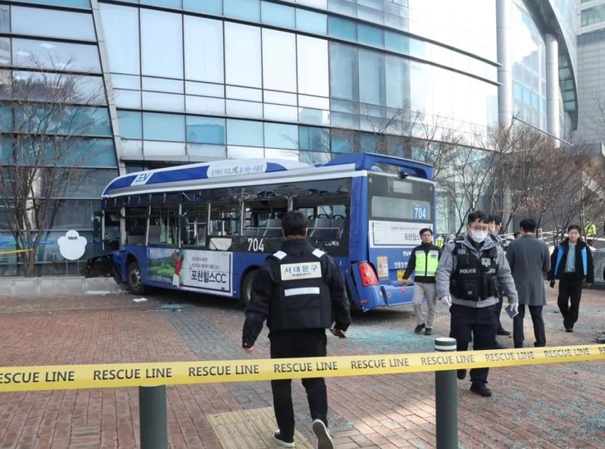 City bus crashes into Seoul Bank building, 13 injured PHOTO