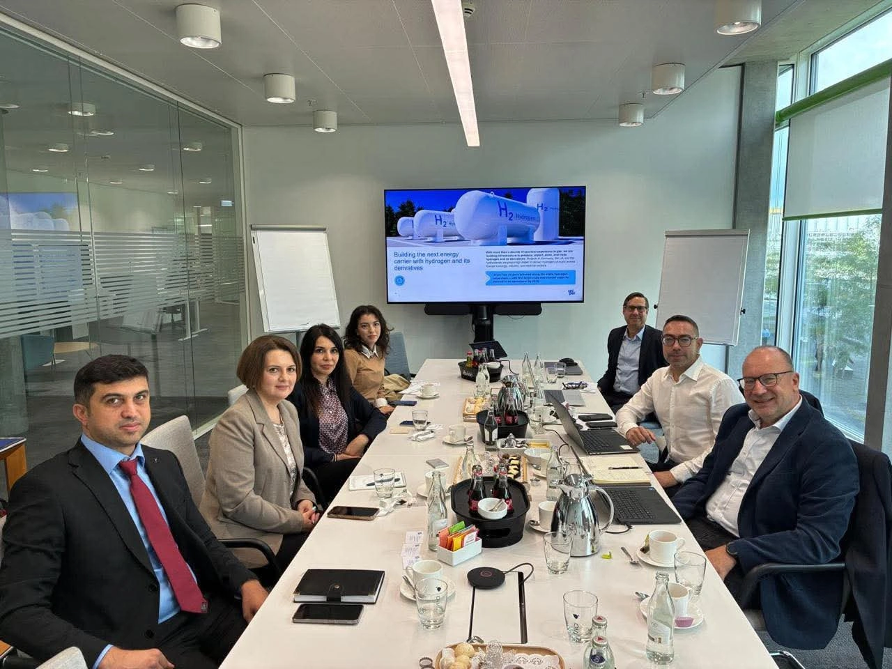 Azerbaijan discusses co-op with German Uniper on green energy and low-carbon products