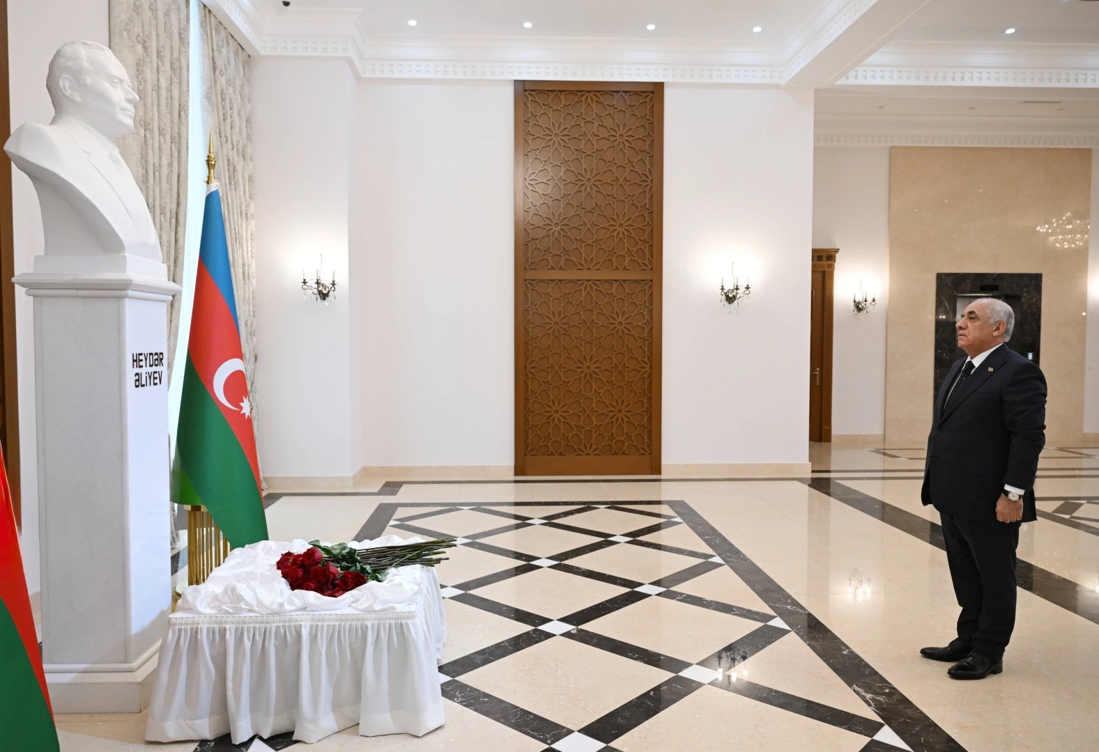 Azerbaijani PM pays tribute to memory of National Leader Heydar Aliyev in Ashgabat (PHOTO)
