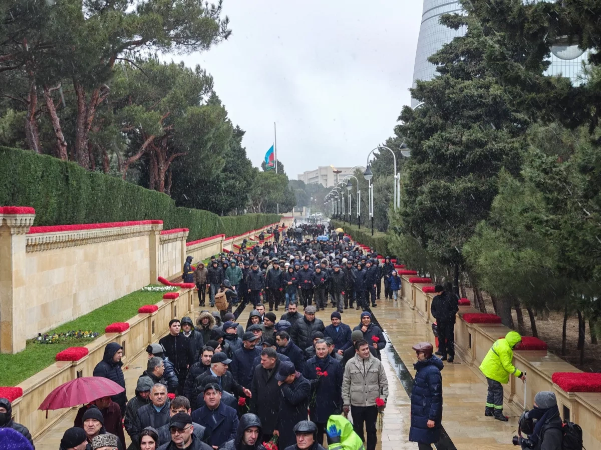 Orthodox clergy lay flowers at Alley of Martyrs for January 20 victims