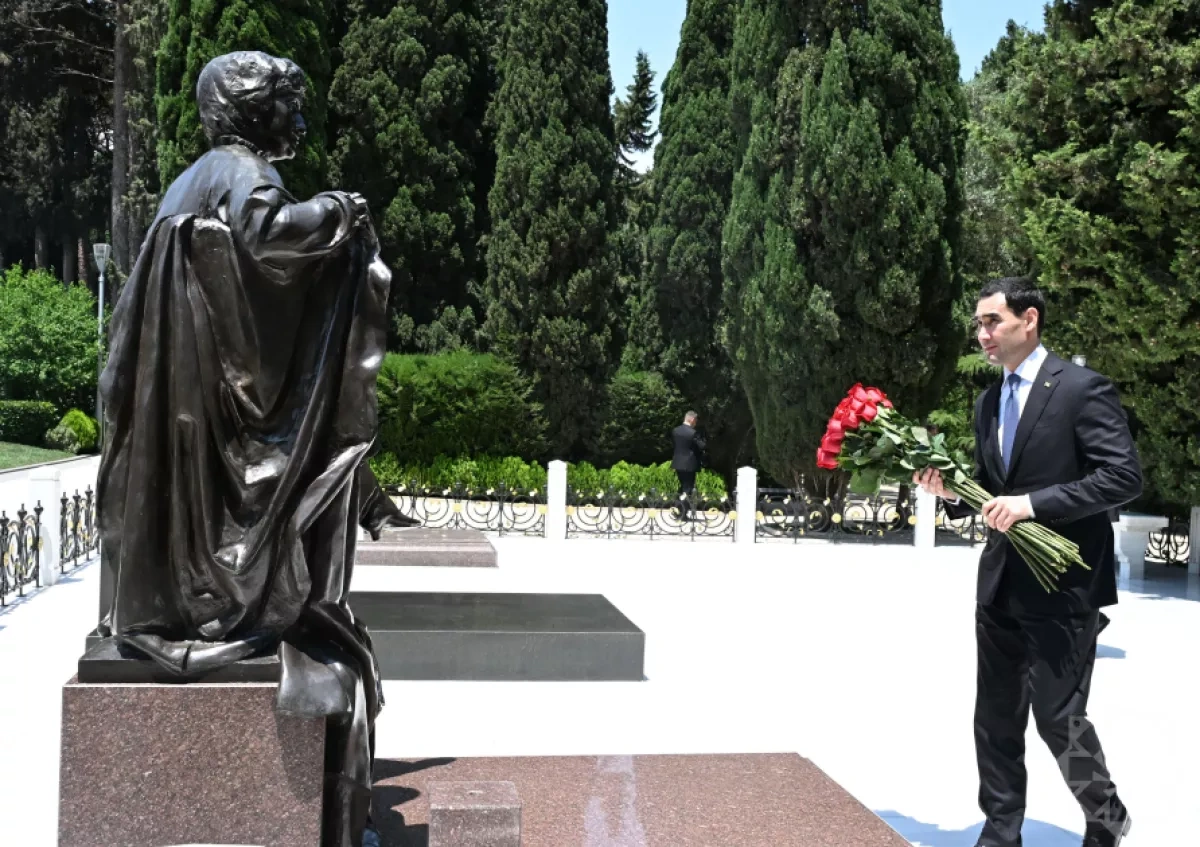 Turkmen president visits Alley of Honour, Victory Park during Baku trip PHOTO