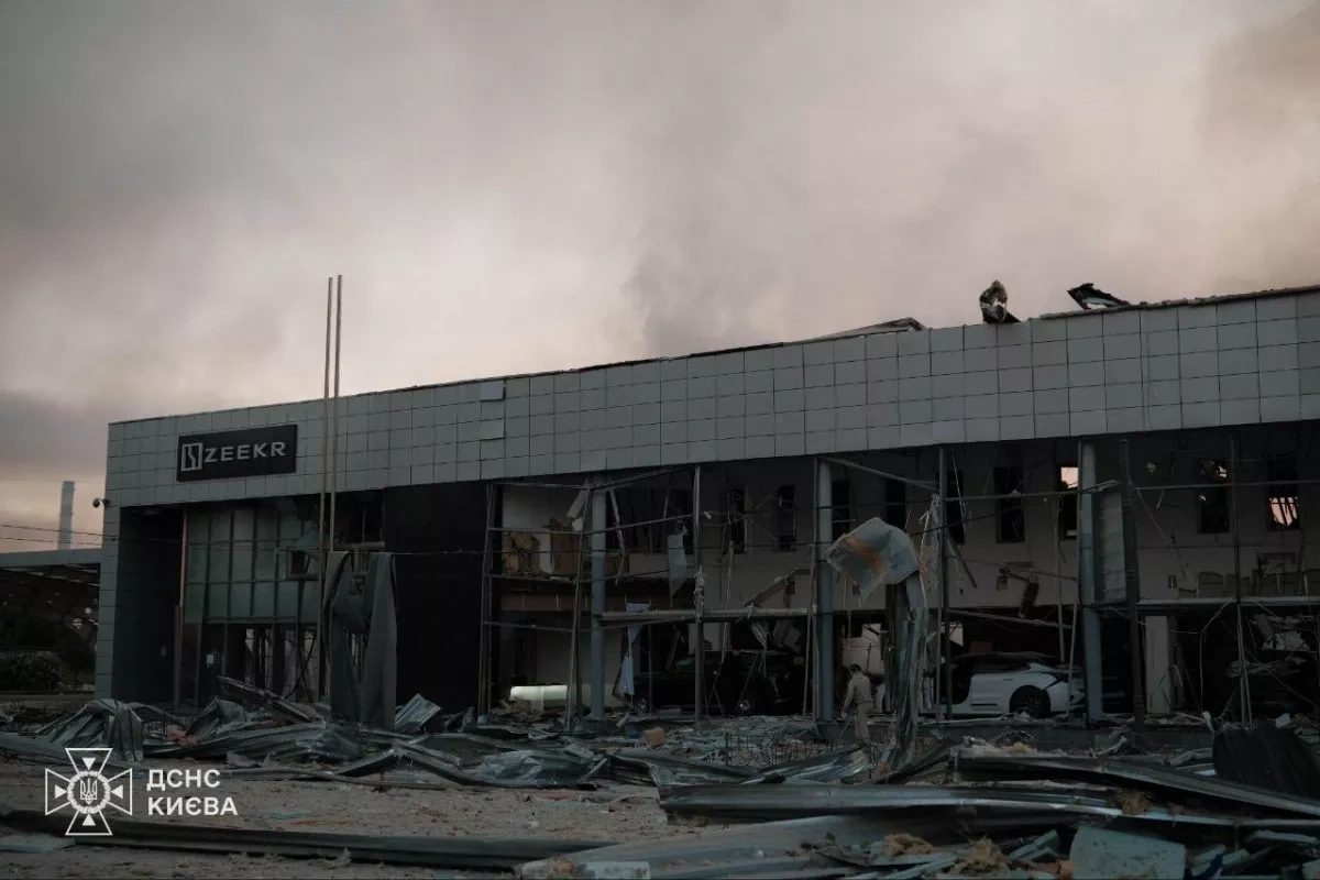 Russian attack sets Kyiv neighborhoods ablaze, killing 4, wounding 58 PHOTO