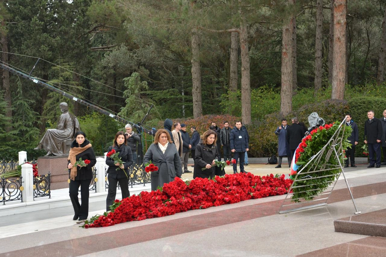 Azerbaijani Parliament staff commemorate National Leader Heydar Aliyev at Alley of Honor (PHOTO)