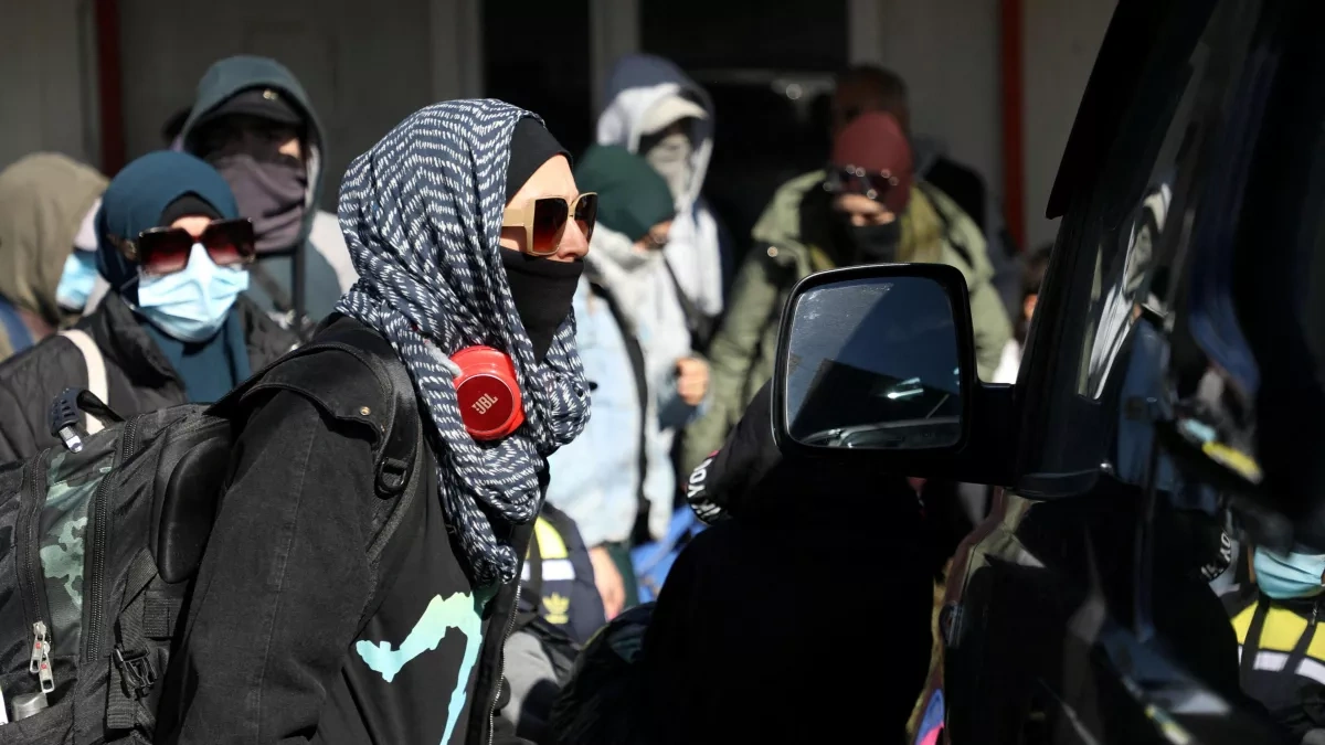Australia repatriates "ISIS brides" from Syria, arrests expected