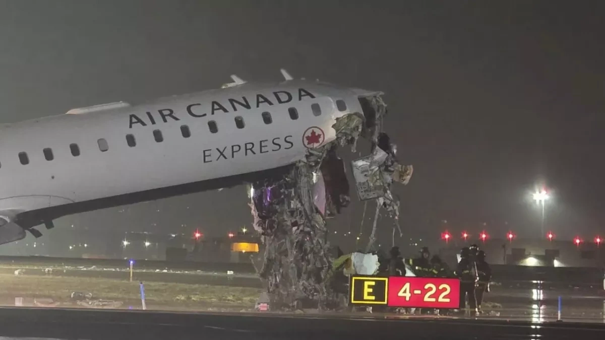 LaGuardia in crisis: Over 100 hurt after Air Canada plane smashes fire truck PHOTO/VIDEO
