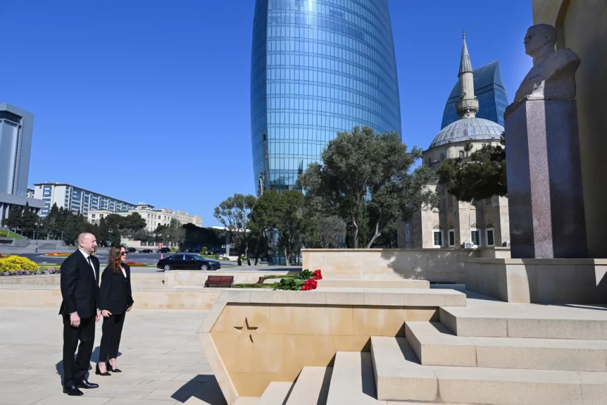 Azerbaijani president, first lady honour memory of WWII heroes, martyrs Photo