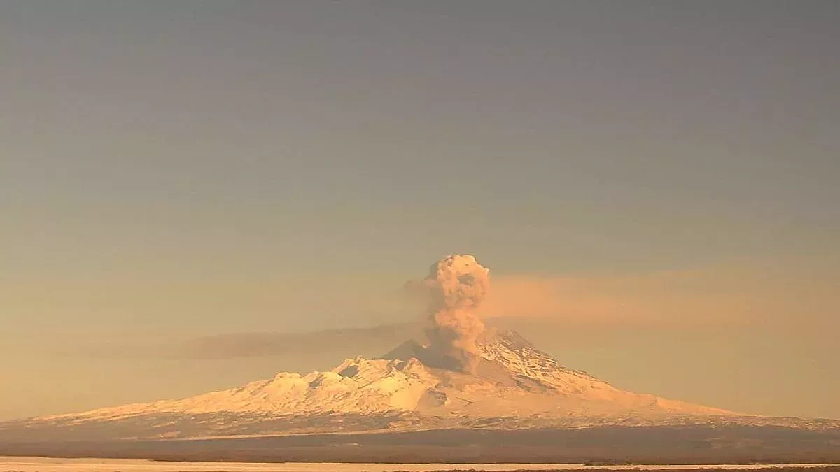 Kamchatka volcano Shiveluch sends ash column 8.6 kilometres high