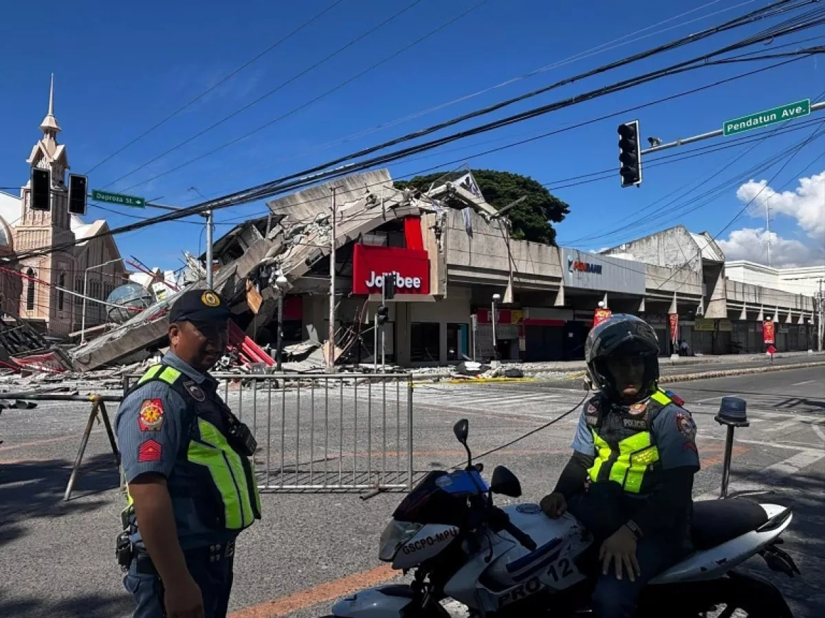 7.8-magnitude earthquake hits southern Philippines, killing eight