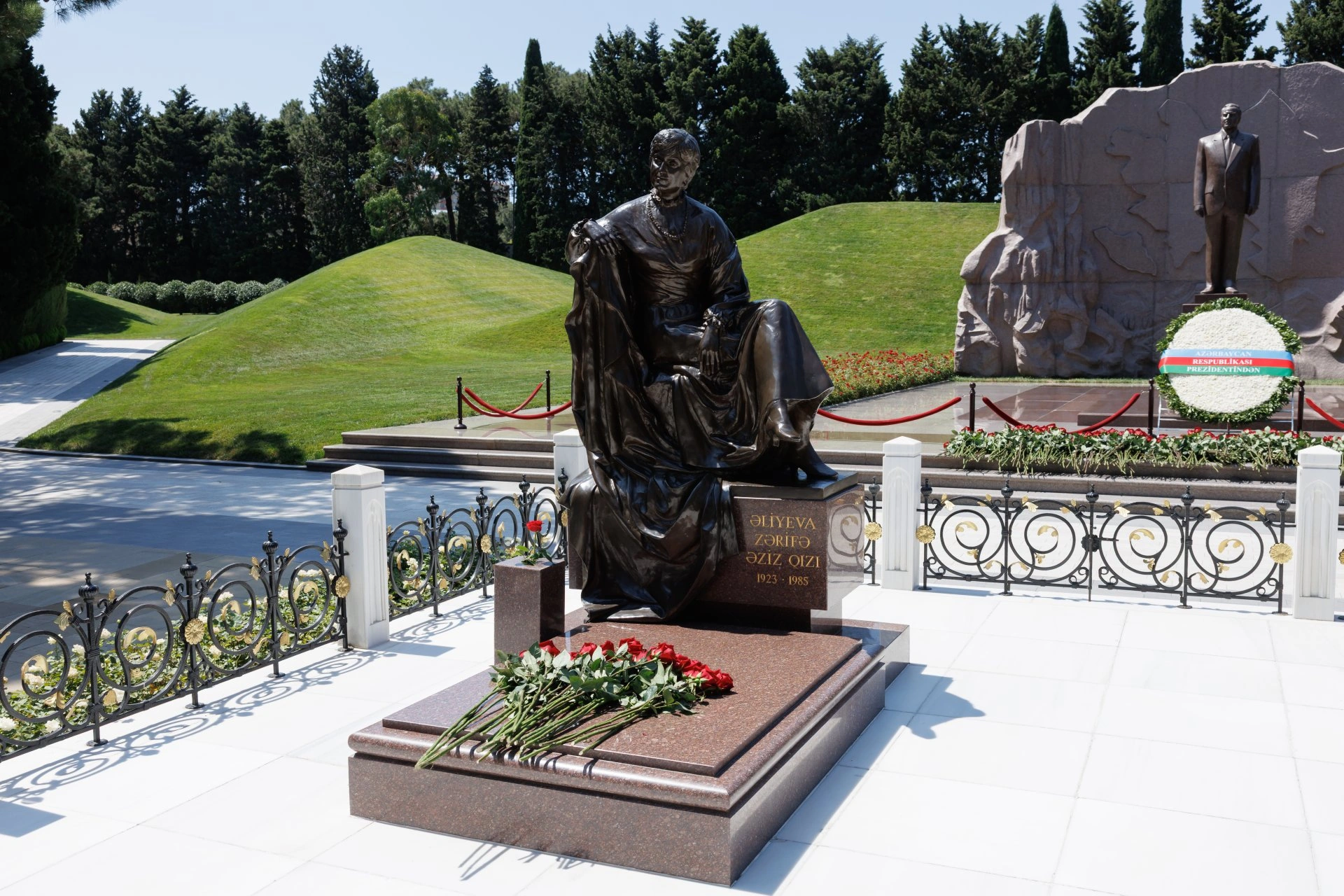 Azerbaijani media officials visit Alley of Honor to mark National Press Day (PHOTO)