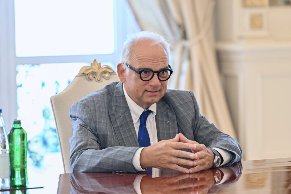President Ilham Aliyev receives President of United World Wrestling (PHOTO)