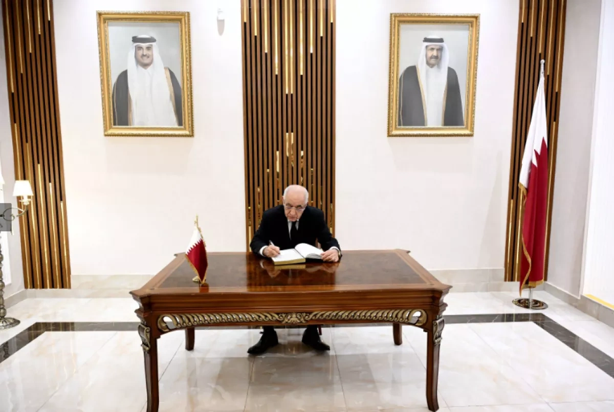 Azerbaijani PM signs condolence book following death of former Qatari emir PHOTO