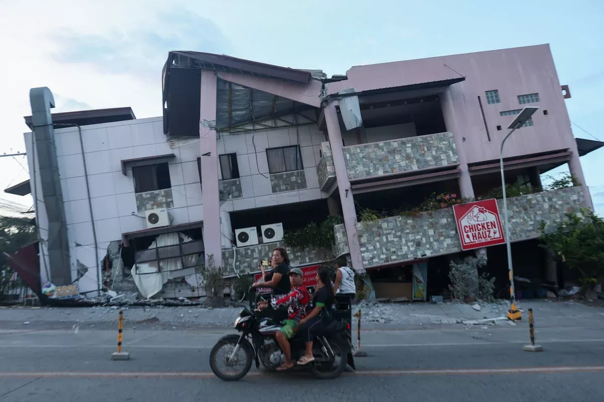 Aftershocks pound Philippines, as officials say death toll could rise
