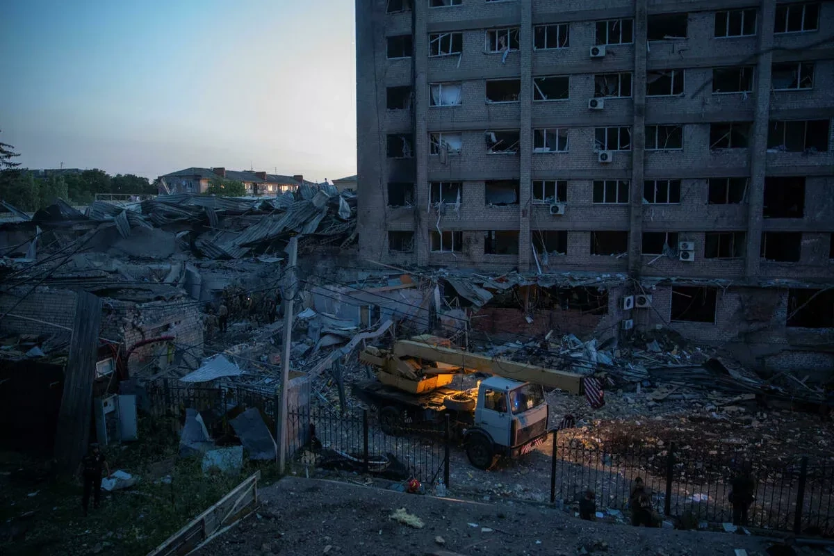 Air raid leaves at least 10 injured in Ukraine's Donetsk region VIDEO