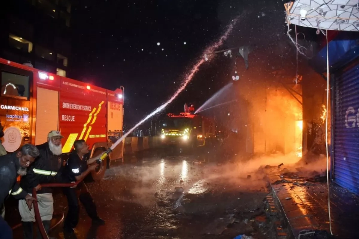 Massive fire in Pakistan's shopping mall leaves 11 dead, dozens missing Photo