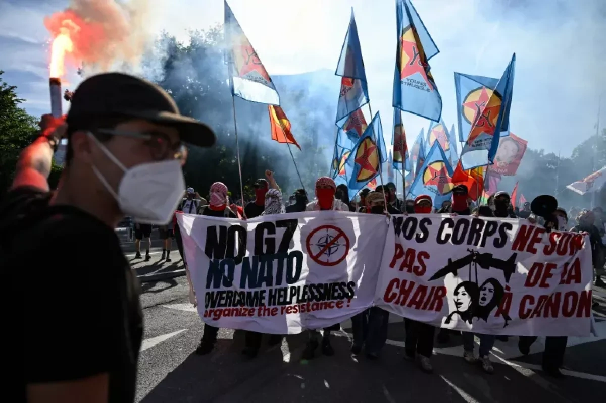 Geneva protest turns violent as police use tear gas ahead of G7 PHOTO