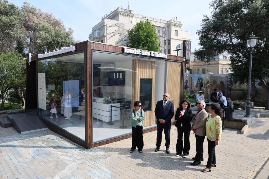 President of Mauritius explores Baku’s historic Icherisheher at WUF13 (PHOTO)