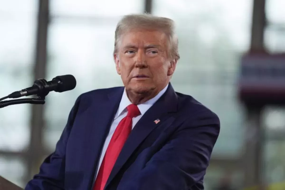 Trump slams Obama-era Ukraine arms transfers as “crazy”