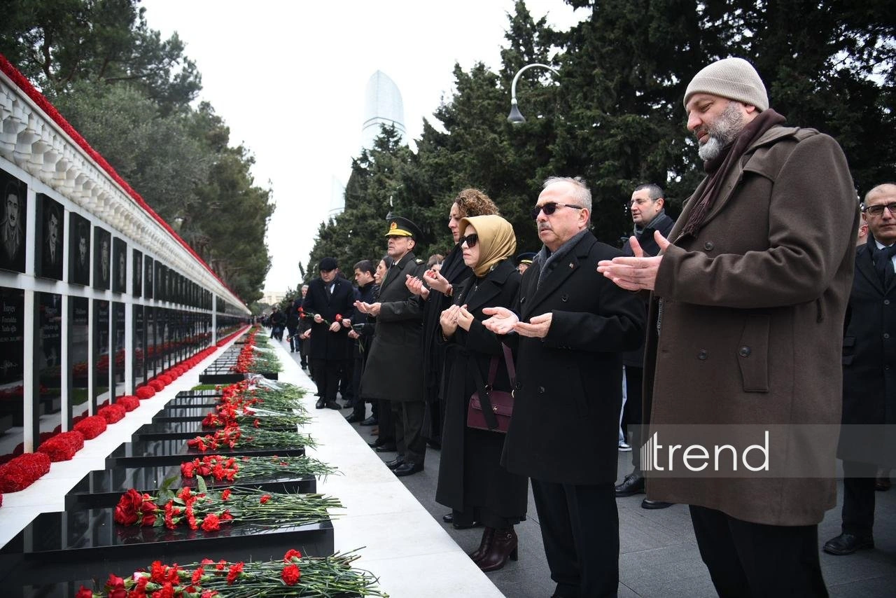 Foreign ambassadors pay tribute to martyrs in Azerbaijan's Baku (PHOTO)