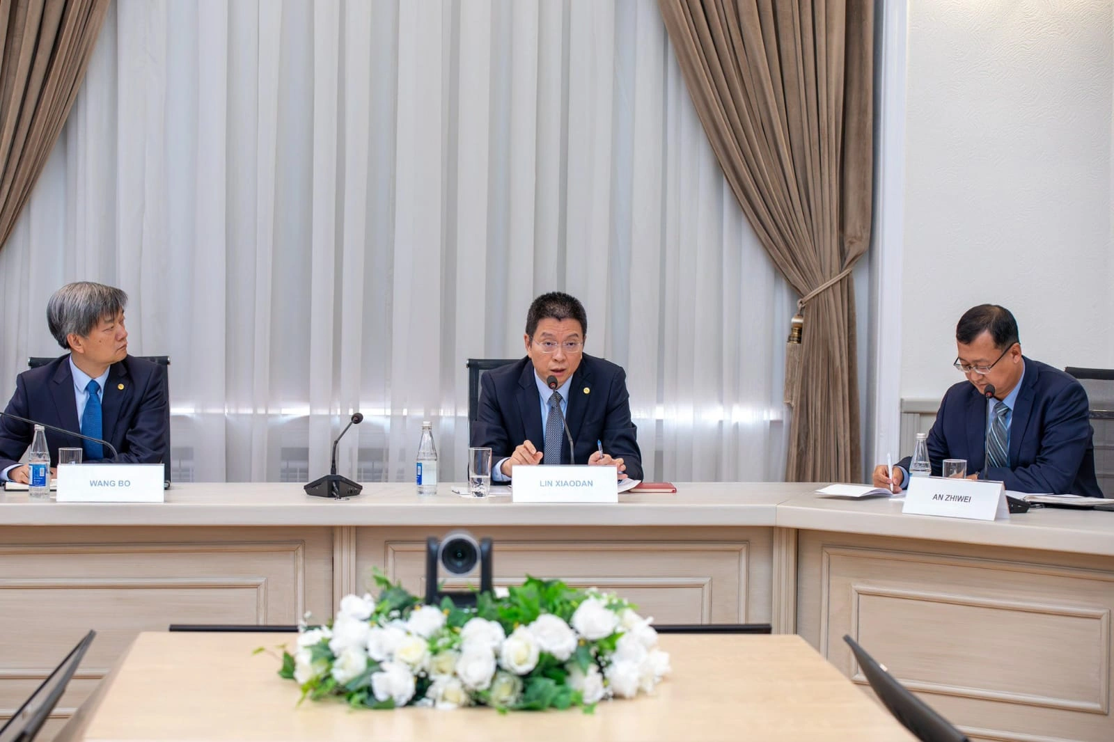 Azerbaijan, China Energy International Group brainstorm renewable energy projects (PHOTO)