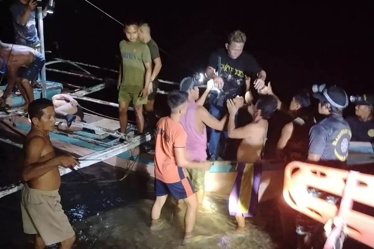 Philippines ferry fire leaves five dead, dozens missing PHOTO