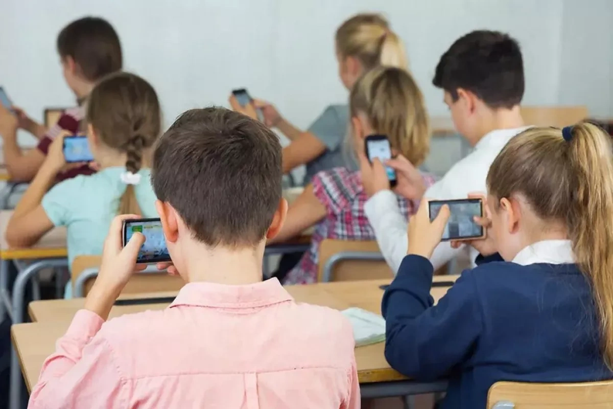 Czech government approves bill to ban mobile phones in schools
