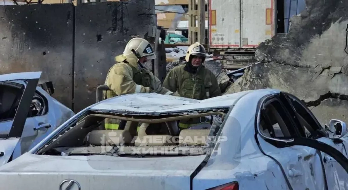 Missile debris damages apartment building in Russia, killing one Photo