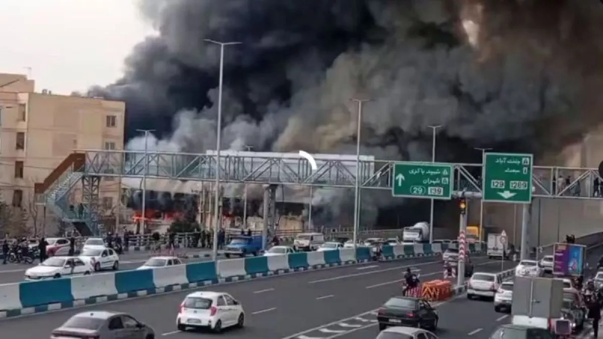 Fire breaks out at Jannat market in Tehran VIDEO
