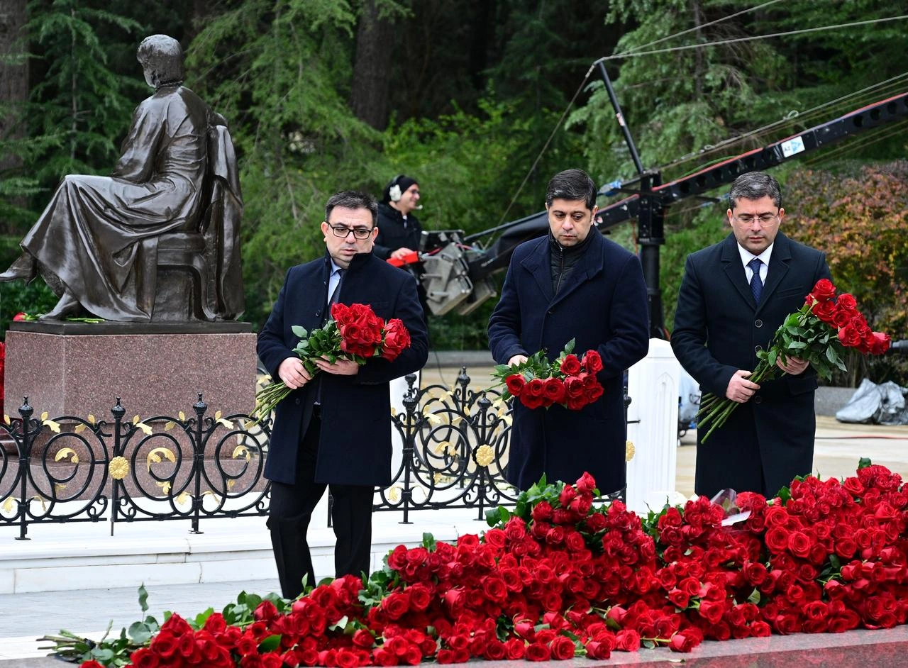 Azerbaijan's MEDIA and Audiovisual Council reps visit National Leader Heydar Aliyev's grave (PHOTO)