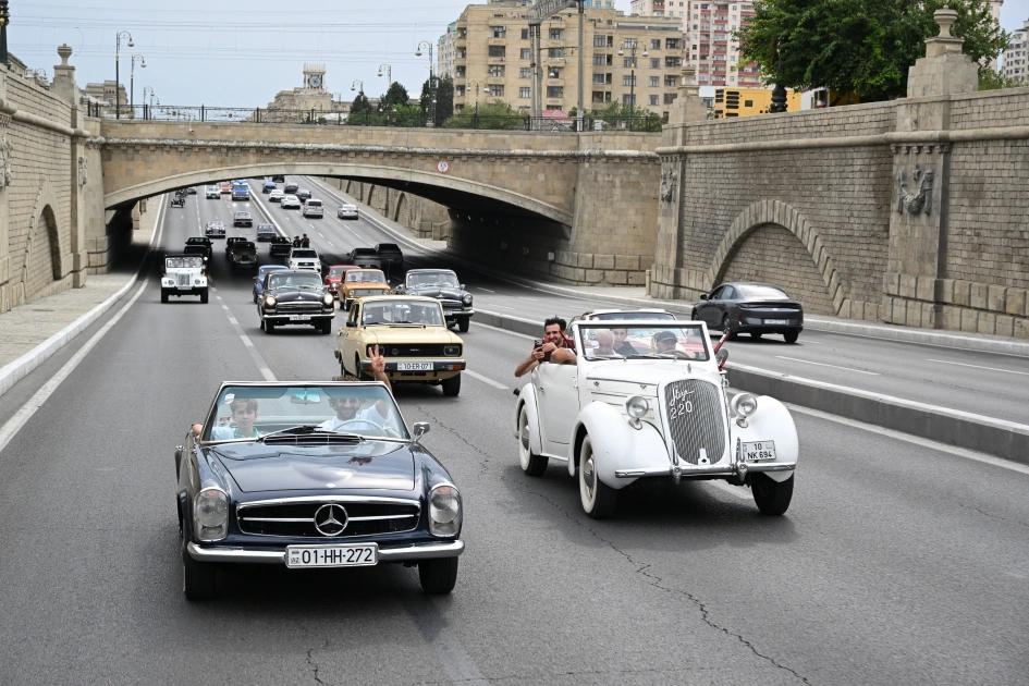 Vice-President of Heydar Aliyev Foundation Leyla Aliyeva and Arzu Aliyeva watch classic car parade and exhibition (PHOTO)