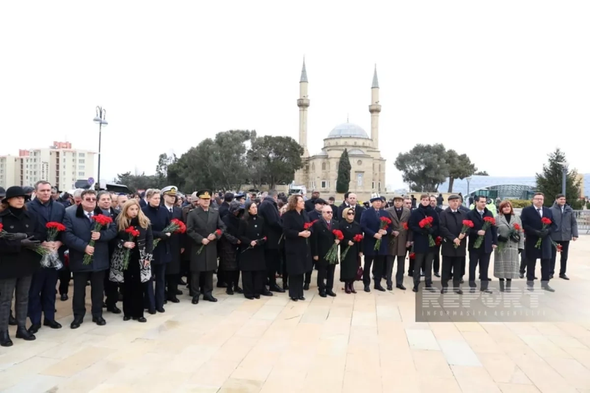 Diplomats in Azerbaijan pay tribute at Alley of Martyrs Photo