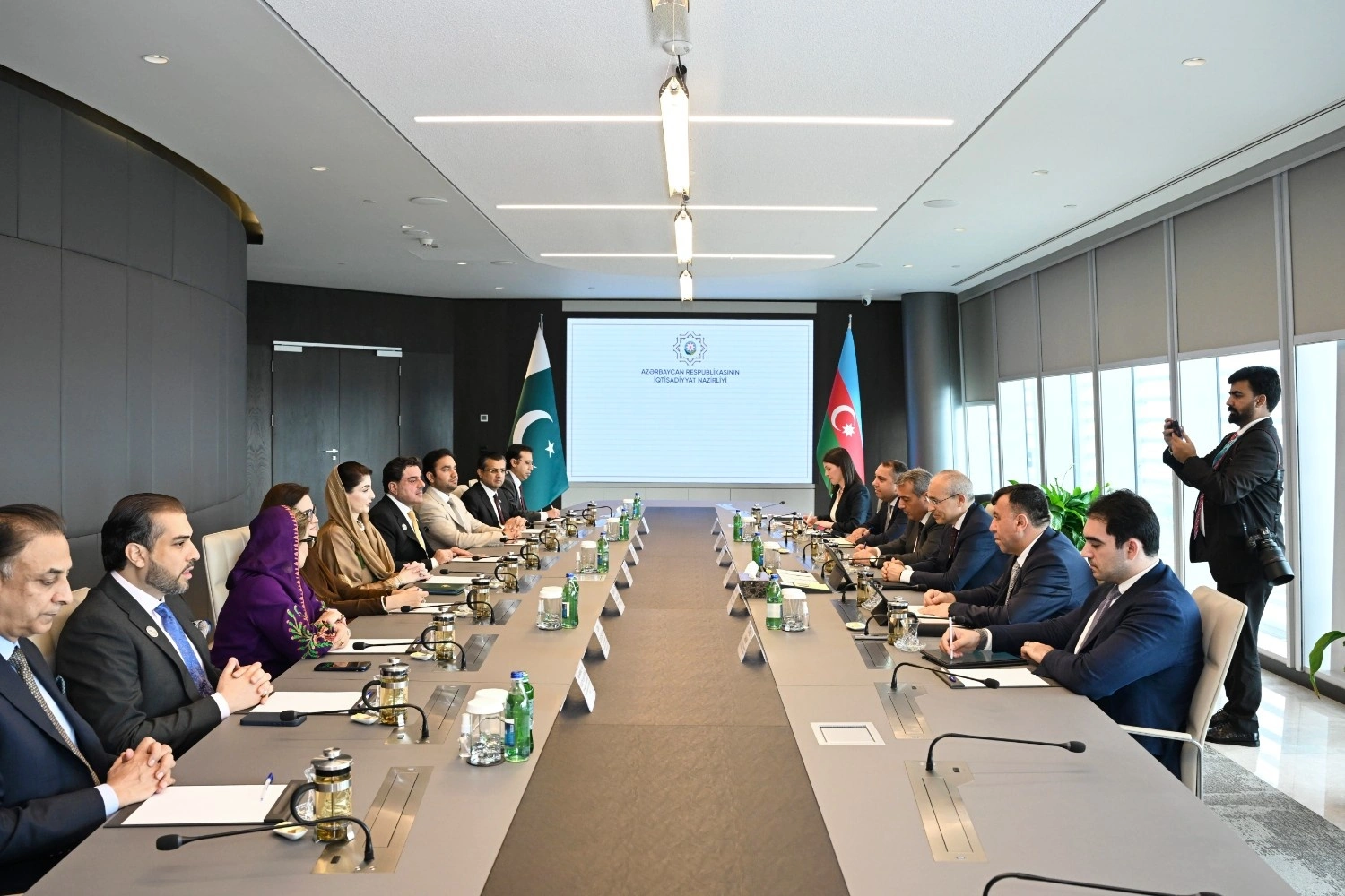 Azerbaijan’s Economy Minister meets Pakistan’s Punjab Chief Minister on WUF13 sidelines (PHOTO)