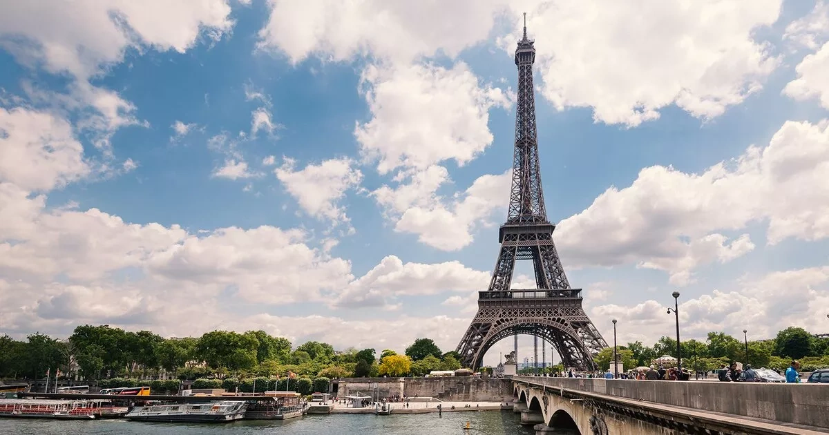 Police detain man for displaying US flag on Eiffel Tower