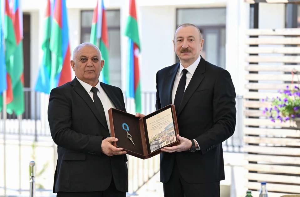 President Ilham Aliyev meets with families moving to first residential complex in Zangilan city (PHOTO)