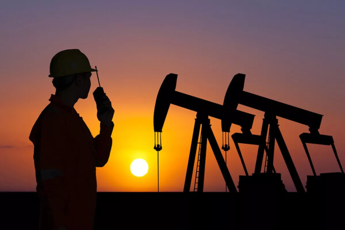 FT: Stockpiles of crude decline by nearly 200 million barrels