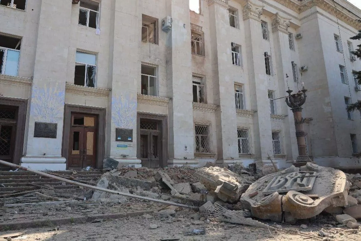 Russian strikes on Kherson kill one, injure 20