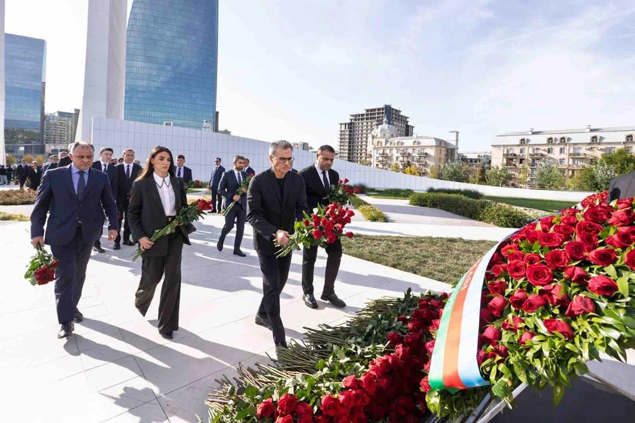 Employees of AzerGold CJSC and its subsidiaries commemorate the memory of the martyrs of the Patriotic War (PHOTO)