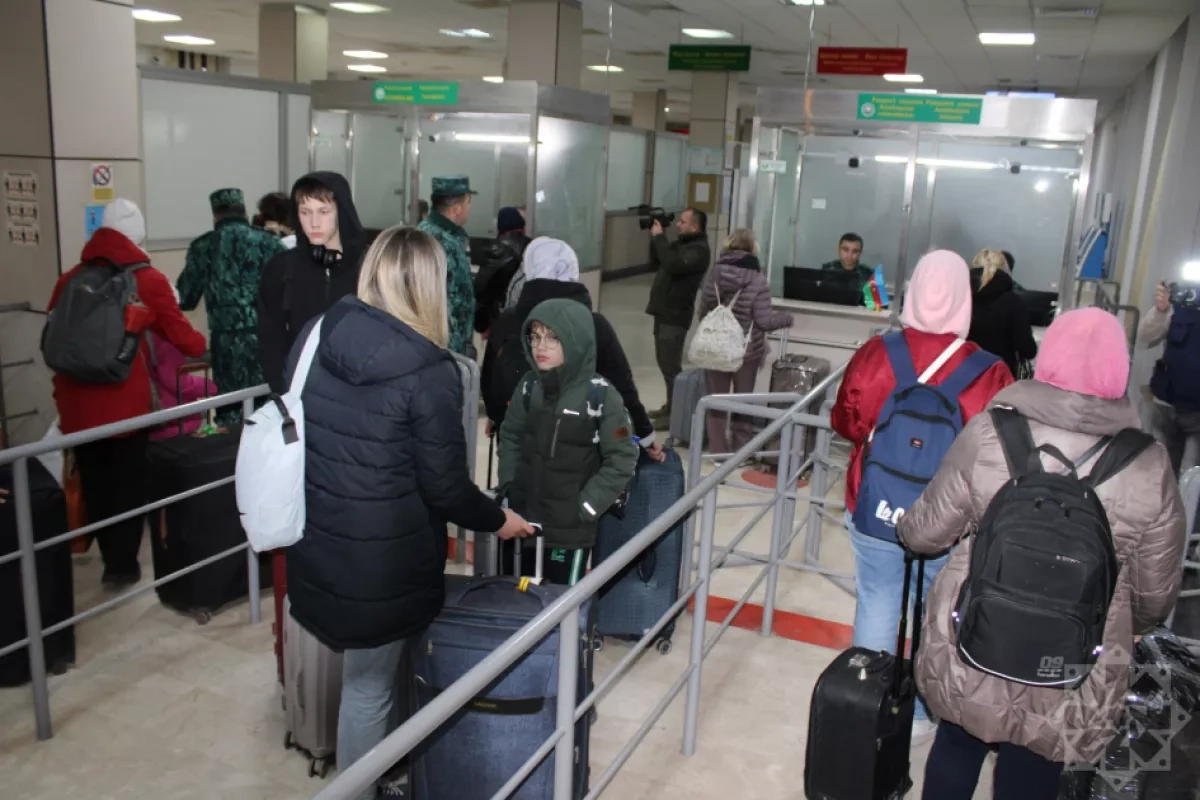 Azerbaijan evacuates another group of Russian citizens from Iran PHOTO