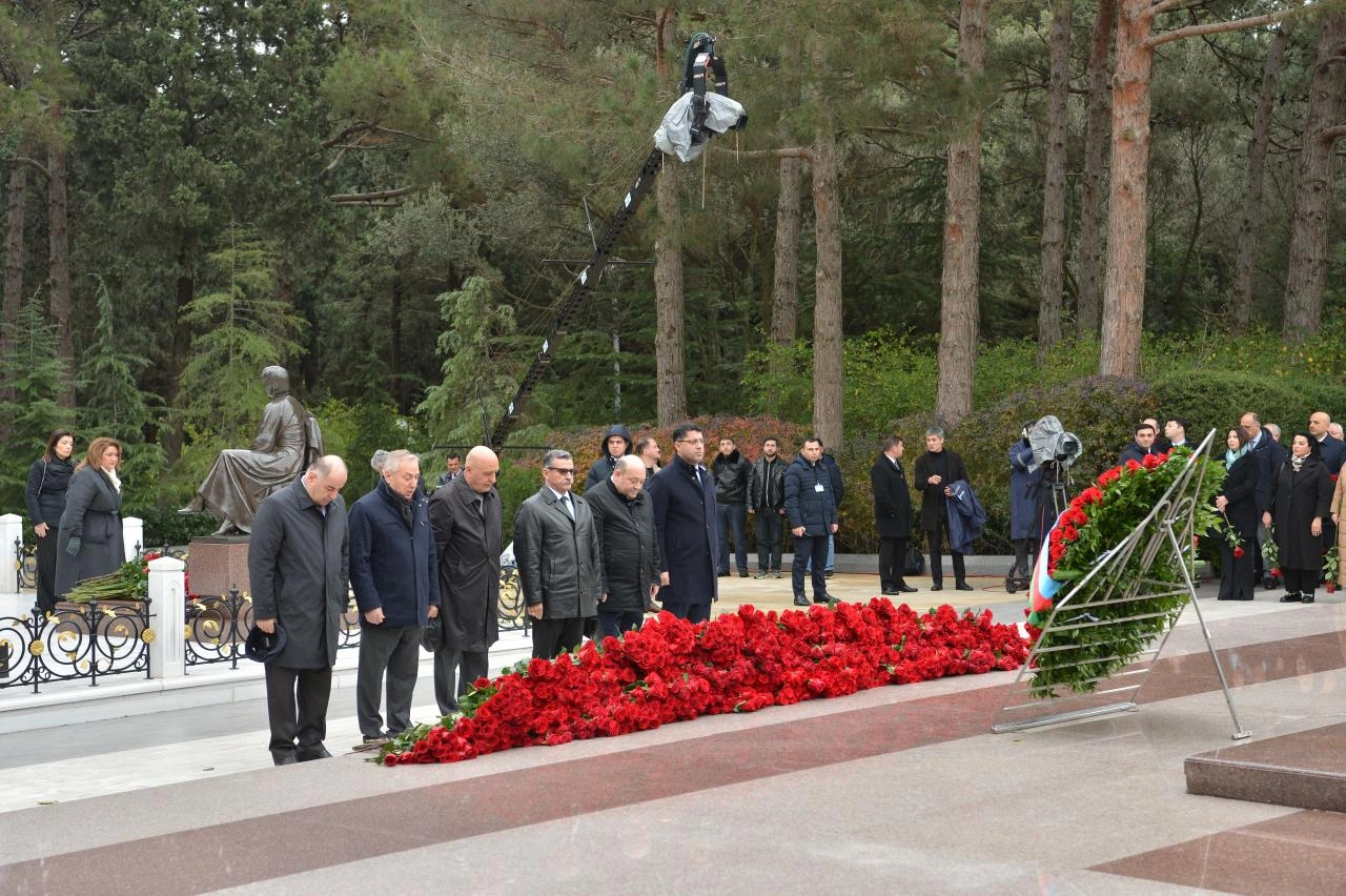 Azerbaijani Parliament staff commemorate National Leader Heydar Aliyev at Alley of Honor (PHOTO)