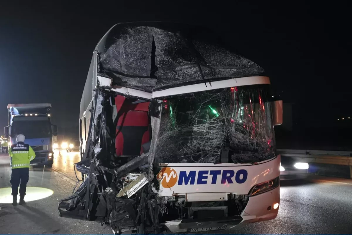 Passenger bus collides with truck in Türkiye, 11 injured