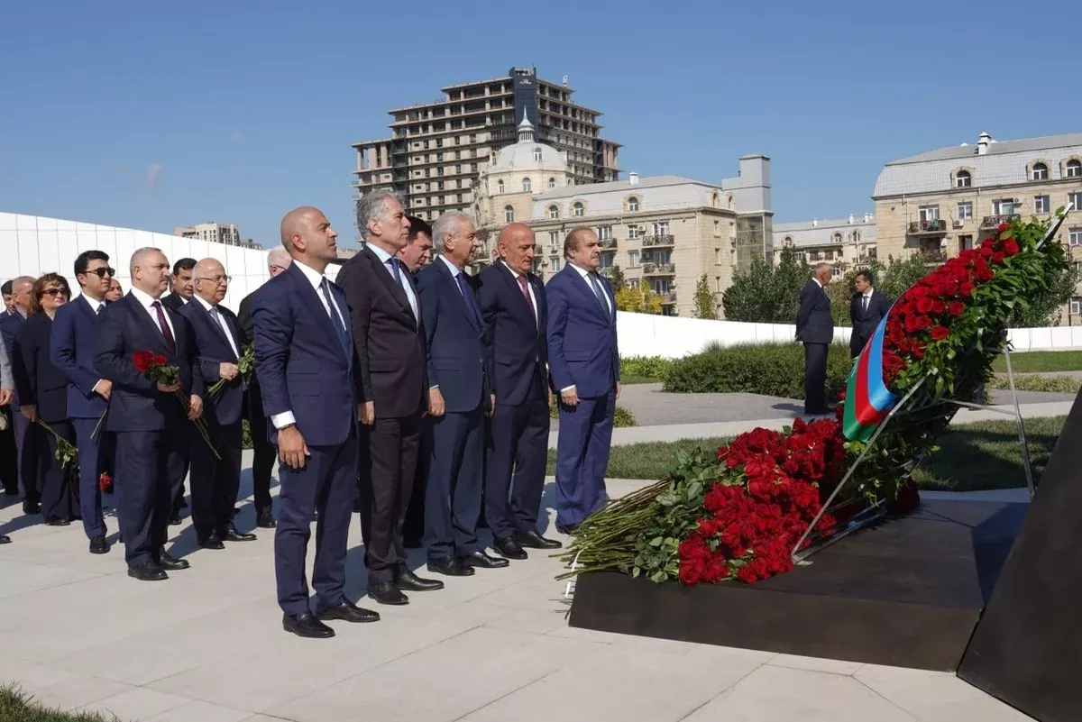 Azerbaijan’s parliament leadership and MPs honor martyrs at Victory Park PHOTO